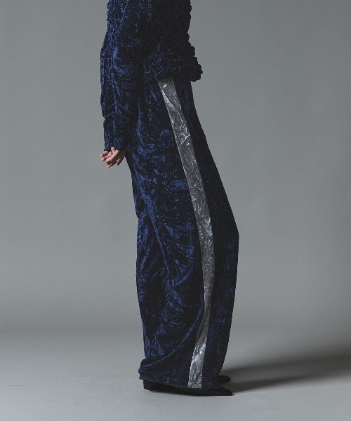 W:Huku(フーク)の「クラッシュベロアサイドラインパンツ / Crash Velour Side-Line Pants(その他パンツ・レディース・ブラック/ライトベージュ/ネイビー/ブラウン・FREE)」の4枚目の写真