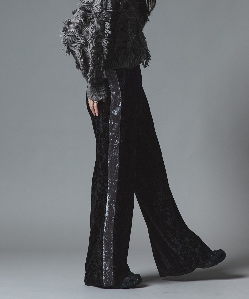 W:Huku(フーク)の「クラッシュベロアサイドラインパンツ / Crash Velour Side-Line Pants(その他パンツ・レディース・ブラック/ライトベージュ/ネイビー/ブラウン・FREE)」の2枚目の写真