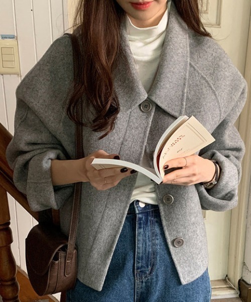 FREE STYLISTS(フリー スタイリスト)の「YUGA_YGMC wool short coat(ステンカラーコート・レディース・ライトグレー/オフホワイト/ブラック/ダークグレー・FREE)」の3枚目の写真