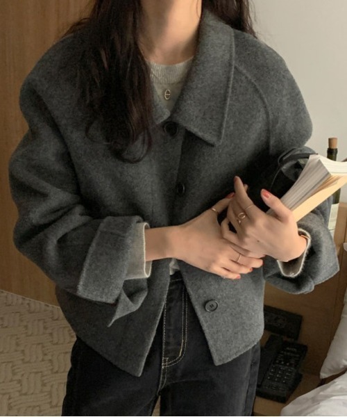 FREE STYLISTS(フリー スタイリスト)の「YUGA_YGMC wool short coat(ステンカラーコート・レディース・ライトグレー/オフホワイト/ブラック/ダークグレー・FREE)」の4枚目の写真