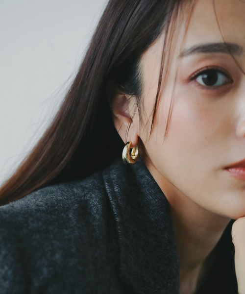 AJUGA.（アジュガ）の「クレッシェンドフープピアス（ピアス（両耳用）・レディース・シルバー/ゴールド・ONE SIZE）」の2枚目の写真