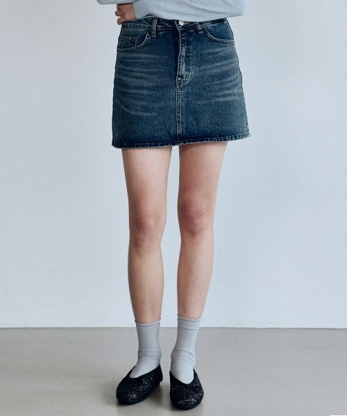 NICK&NICOLE(ニックアンドニコール)の「WASHING DENIM MINI SKIRT_BLUE(スカート・レディース・その他・MEDIUM/SMALL/LARGE)」の2枚目の写真
