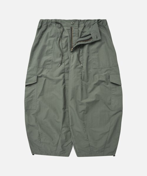 FRIZMWORKS(フリズムワークス)の「NYLON CARGO BALLOON PANTS _ OLIVE(その他パンツ・メンズ・その他・MEDIUM/LARGE/X-LARGE/SMALL)」の1枚目の写真