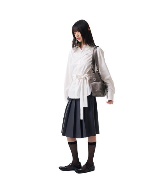 IUGAMAKARAS(イウガマカラス)の「Belted Bag Pleats Midi Skirt (Dark Gray)(スカート・レディース・その他・2/1)」の6枚目の写真