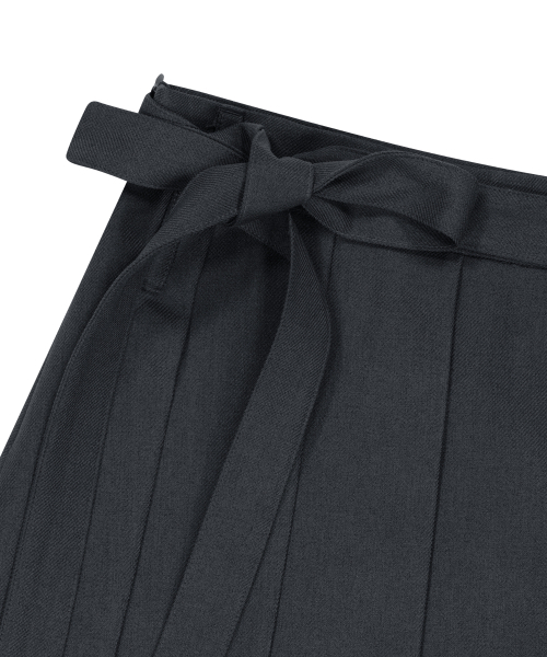IUGAMAKARAS(イウガマカラス)の「Belted Bag Pleats Midi Skirt (Dark Gray)(スカート・レディース・その他・2/1)」の9枚目の写真