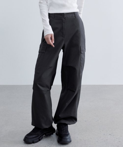MUSINSA STANDARD WOMAN（ムシンサスタンダードウーマン）の「ウィメンズワイドカーゴパンツ[ダークグレー]（その他パンツ・レディース・その他・24/25/26/27/28/29/30）」の2枚目の写真