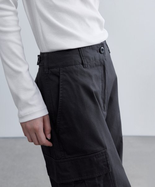 MUSINSA STANDARD WOMAN（ムシンサスタンダードウーマン）の「ウィメンズワイドカーゴパンツ[ダークグレー]（その他パンツ・レディース・その他・24/25/26/27/28/29/30）」の3枚目の写真
