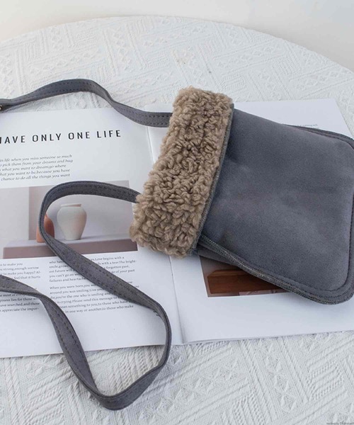 TONE SELECT GOODS(トーンセレクトグッズ)の「Liaa/ムートン風 ボア ミニショルダーバッグ A18723(ショルダーバッグ・レディース・ホワイト/ブラウン/ダークブラウン/グレー/ブラック・FREE)」の4枚目の写真