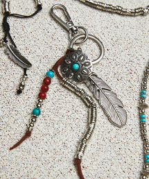 KND（ケイエヌディ）の「Navajo Feather & Beads Keyring Brown（キーケース/キーアクセサリー）」