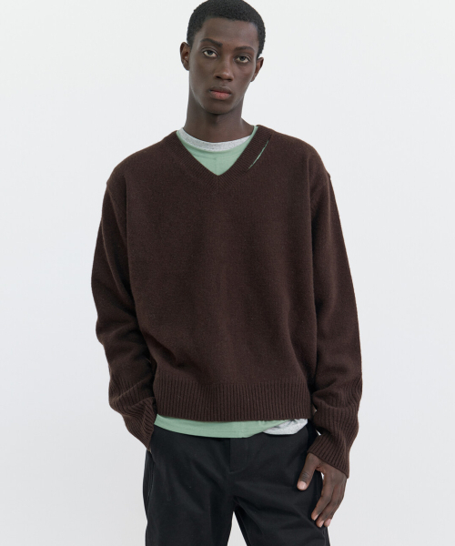 WINDER(ワインダー)の「SLIT MERINO WOOL V-NECK SWEATER - DARK BROWN(ニット/セーター・メンズ・その他・M/L)」の1枚目の写真