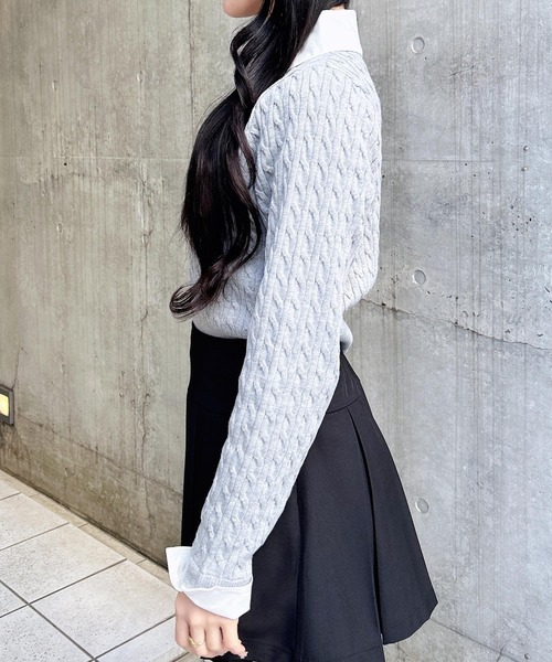 INGNI(イング)の「シャツレイヤード風ケーブルニット(ニット/セーター・レディース・グレー×ホワイト/レッド系3/ネイビー系8/ピンク系2・M)」の8枚目の写真