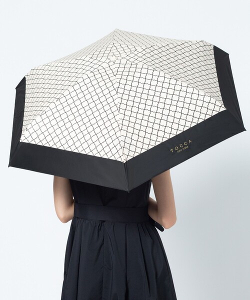 TOCCA(トッカ)の「CHECKER CLOVER MINI UMBRELLA ミニサイズ折り畳み傘(折りたたみ傘・レディース・ベージュ系・F)」の2枚目の写真