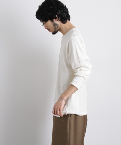 NANO universe(ナノユニバース)の「「ASSEMBLANC」 ドロップニードルリブ ヘンリーネック(Tシャツ/カットソー・メンズ・オフホワイト/ブラック・L/M)」の6枚目の写真