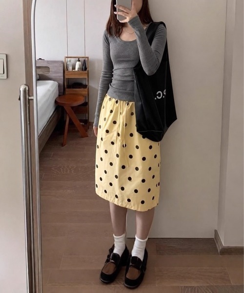 shyam inspiration(シャムインスピレーション)の「ミドル丈ニュアンスドット柄ストレートスカート/スリット入り(スカート・レディース・ライトイエロー・L/M)」の17枚目の写真