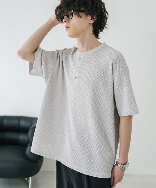 Rocky Monroe（ロッキーモンロー）の「オーバーサイズ T/Cワッフルヘンリーネック半袖Tシャツ（Tシャツ/カットソー・メンズ・チャコール/ベージュ/ホワイト/ブラック/グレー・M/XL/L）」の3枚目の写真