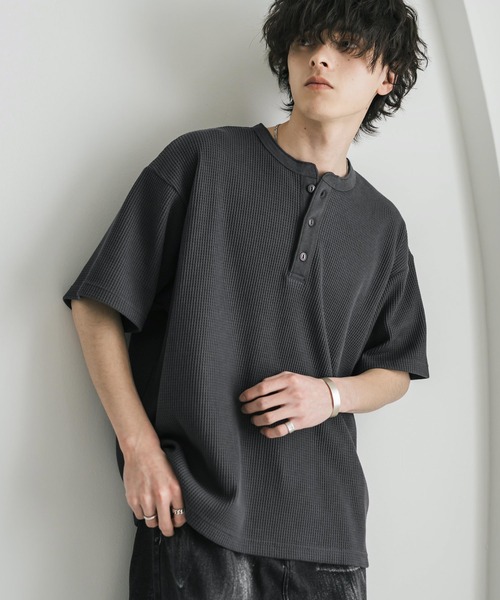 Rocky Monroe（ロッキーモンロー）の「オーバーサイズ T/Cワッフルヘンリーネック半袖Tシャツ（Tシャツ/カットソー・メンズ・チャコール/ベージュ/ホワイト/ブラック/グレー・M/XL/L）」の4枚目の写真