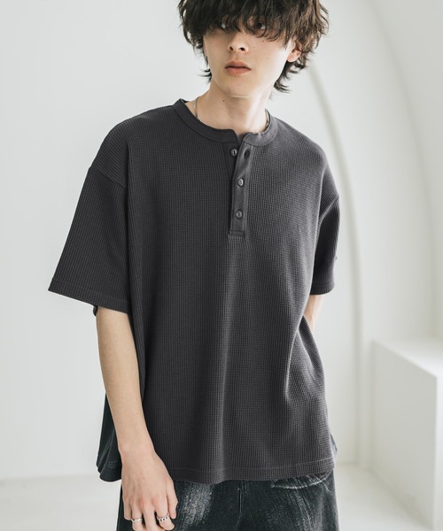 Rocky Monroe(ロッキーモンロー)の「新色追加 オーバーサイズ T/Cワッフルヘンリーネック半袖Tシャツ(Tシャツ/カットソー・メンズ・チャコール/ベージュ/ホワイト/ブラック/グレー/ネイビー・M/XL/L)」の16枚目の写真