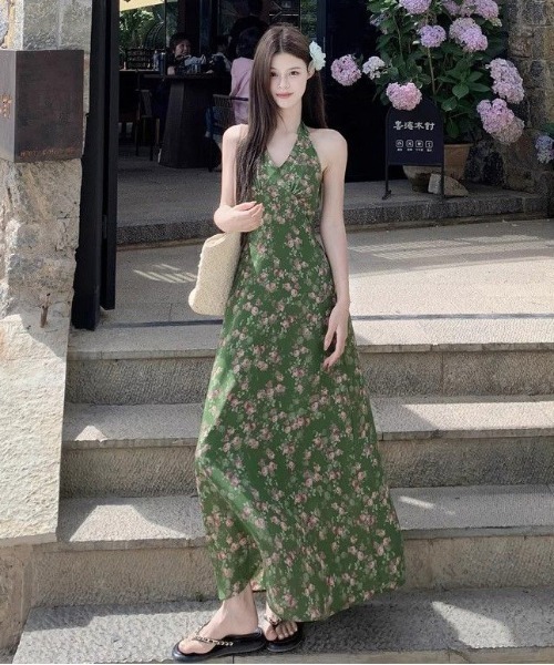 &soiree(アンドソワレ)の「Vネックノースリーブ花柄フレアワンピース(ワンピース・レディース・グリーン・X-LARGE/LARGE/MEDIUM/SMALL)」の3枚目の写真