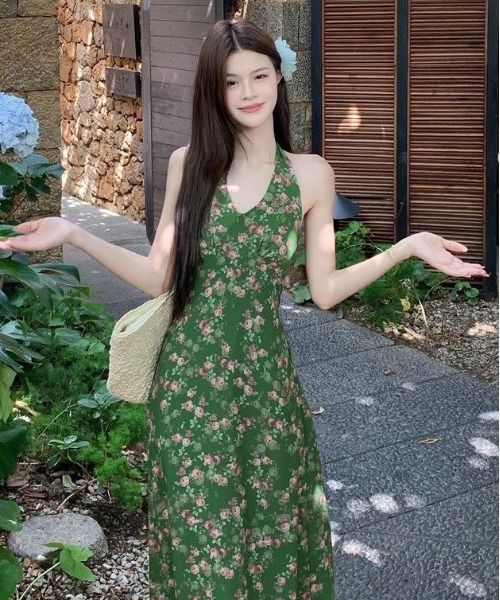 &soiree(アンドソワレ)の「Vネックノースリーブ花柄フレアワンピース(ワンピース・レディース・グリーン・X-LARGE/LARGE/MEDIUM/SMALL)」の4枚目の写真