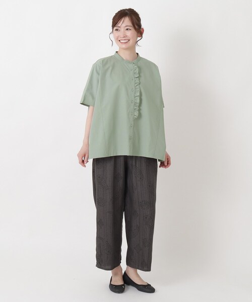 one'sterrace(ワンズテラス)の「カラーデニム フリル付き4分袖ブラウス(シャツ/ブラウス・レディース・ネイビー系5/グリーン系その他6/ベージュ系8・02)」の13枚目の写真