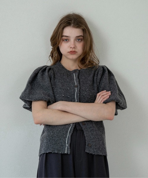 lawgy（ラウジー）の「front curl line puff sleeve tops / フロントカールラインパフスリーブトップス（その他トップス・レディース・ホワイト/オートミール/グレー/クリーム・FREE）」の2枚目の写真