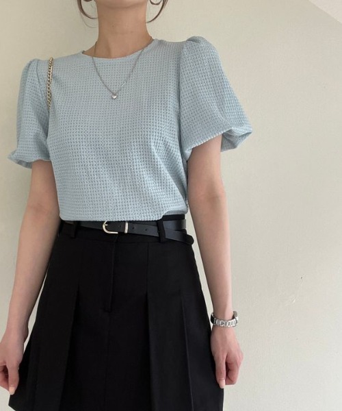 AMAJI(アマジ)の「ラウンドネック パフスリーブ ワッフルテクスチャ 半袖 トップス(Tシャツ/カットソー・レディース・ライトピンク/ライトブルー/ベージュ・FREE)」の2枚目の写真