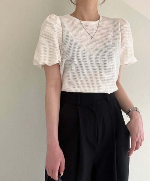 AMAJI(アマジ)の「ラウンドネック パフスリーブ ワッフルテクスチャ 半袖 トップス(Tシャツ/カットソー・レディース・ライトピンク/ライトブルー/ベージュ・FREE)」の4枚目の写真