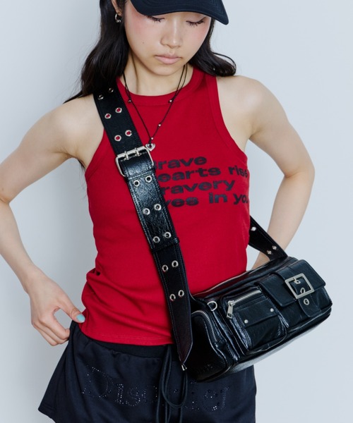 DTYYPE(ドタイプ)の「アイレットショルダースクエアロングバッグ(ショルダーバッグ・レディース・ピンク/ブラック/レッド・FREE)」の7枚目の写真