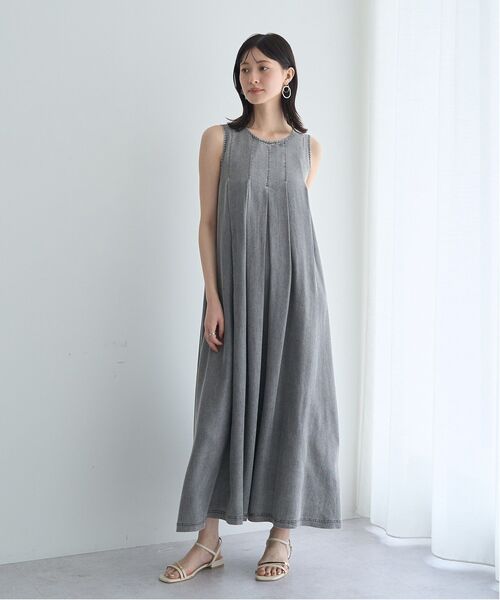 YECCA VECCA(イェッカヴェッカ)の「バイオ加工ヴィンテージデニムタックワンピース(ワンピース・レディース・インディゴブルー/グレー・FREE)」の2枚目の写真