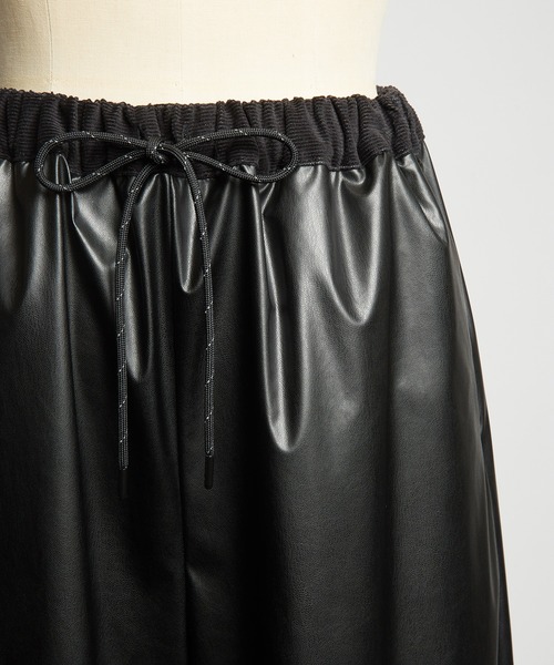 gomme(ゴム)の「エコレザーワイドパンツ(その他パンツ・レディース・ブラック・MEDIUM)」の11枚目の写真