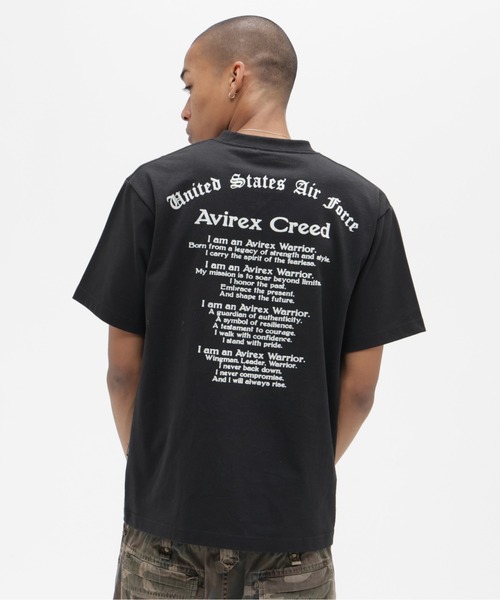 AVIREX(アヴィレックス)の「PRINT T-SHIRT "Avirex Creed" / 半袖Tシャツ ”アヴィレックス クリード” / AVIREX / アヴィレックス(Tシャツ/カットソー・メンズ・ブラック/オフホワイト/ブルーグレー・MEDIUM/LARGE/X-LARGE/XX-LARGE)」の2枚目の写真