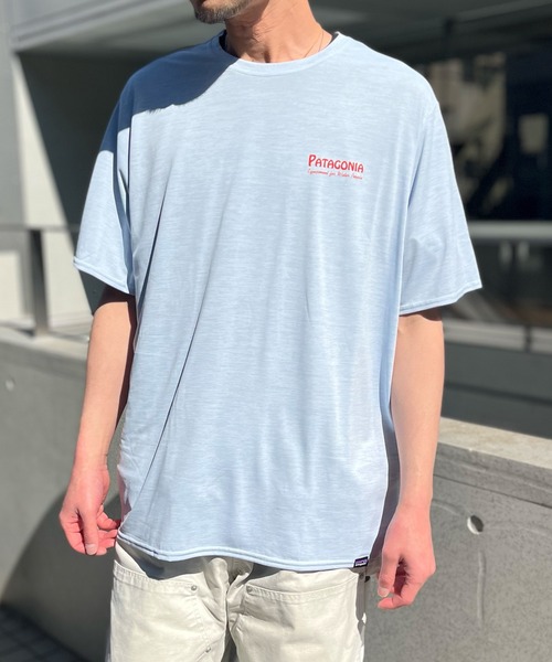 patagonia(パタゴニア)の「【Patagonia】パタゴニア M's Cap Cool Daily Graphic Shirt グラフィック Tシャツ(Tシャツ/カットソー・メンズ・サックスブルー・L/M/XL/S)」の2枚目の写真