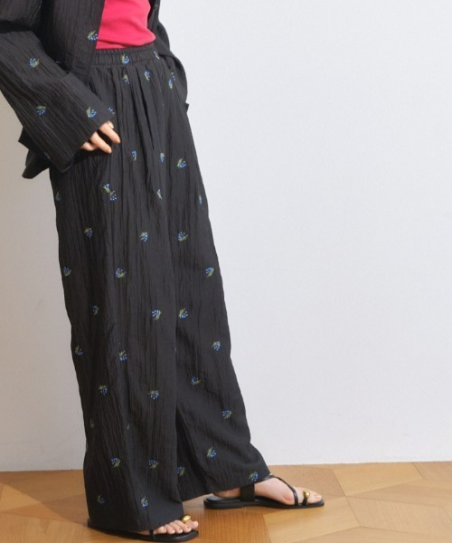 Anclear oui（アンクリアウィ）の「シアー刺繍フラワーパンツ（その他パンツ・レディース・アイボリー/ブラック・F）」の2枚目の写真
