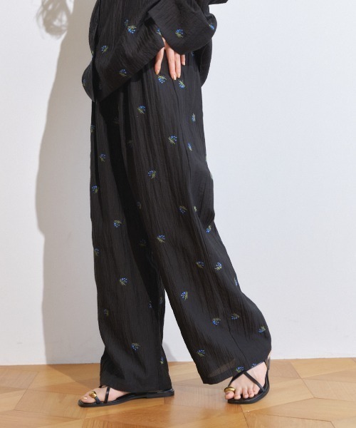 Anclear oui（アンクリアウィ）の「シアー刺繍フラワーパンツ（その他パンツ・レディース・アイボリー/ブラック・F）」の7枚目の写真