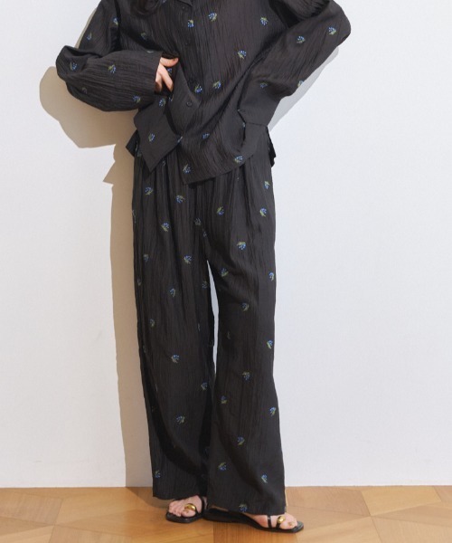 Anclear oui（アンクリアウィ）の「シアー刺繍フラワーパンツ（その他パンツ・レディース・アイボリー/ブラック・F）」の22枚目の写真