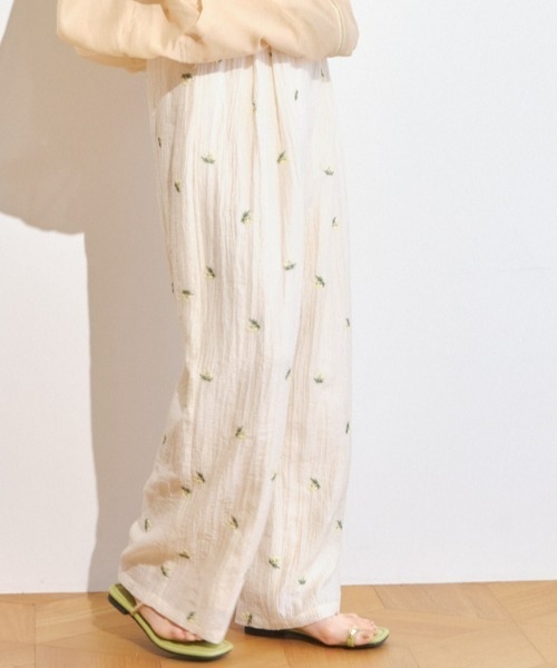 Anclear oui（アンクリアウィ）の「シアー刺繍フラワーパンツ（その他パンツ・レディース・アイボリー/ブラック・F）」の13枚目の写真