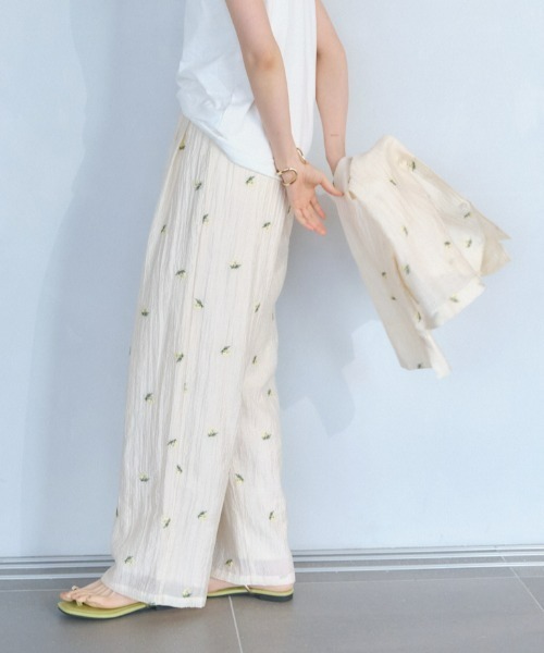 Anclear oui（アンクリアウィ）の「シアー刺繍フラワーパンツ（その他パンツ・レディース・アイボリー/ブラック・F）」の14枚目の写真