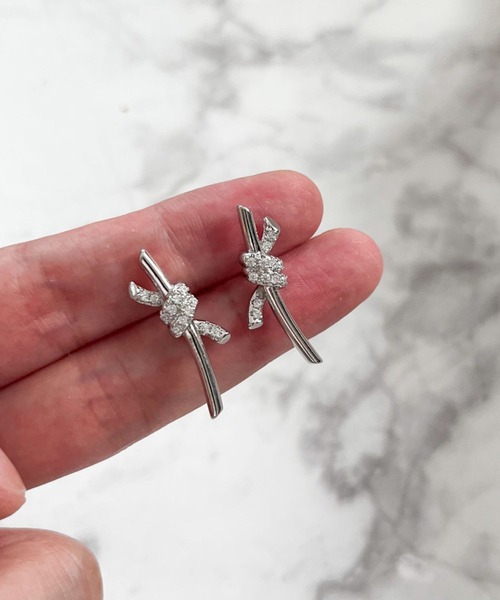 yu-ka(ユーカ)の「YU-KA:ノットデザインピアス Knot design earrings(ピアス(両耳用)・レディース・ゴールド/シルバー・FREE)」の1枚目の写真