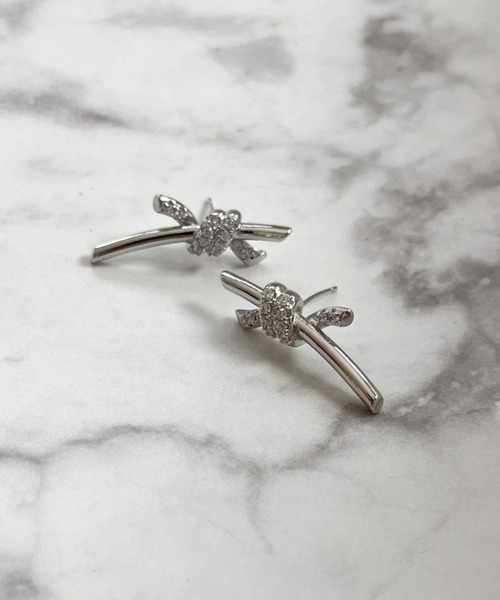 yu-ka(ユーカ)の「YU-KA:ノットデザインピアス Knot design earrings(ピアス(両耳用)・レディース・ゴールド/シルバー・FREE)」の4枚目の写真