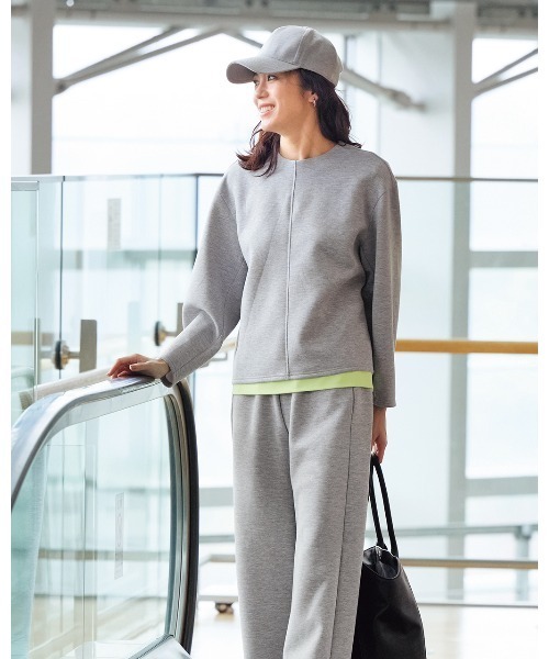 DoCLASSE( ドゥクラッセ)の「ライトダンボールニット・センター切替トップス(Tシャツ/カットソー・レディース・ブラック/グレー/ライトブラウン/ダークネイビー・LL/S/M/L)」の1枚目の写真