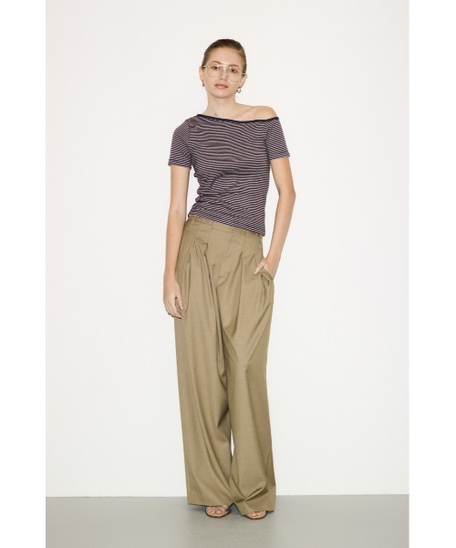 THROW by SLY(スローバイスライ)の「MillerxTHROW ONESHOULDER TOPSTHROW ミラースローワンショルダートップス 夏服 秋服(Tシャツ/カットソー・レディース・パープル系その他/ブラウン系その他2・FREE)」の4枚目の写真