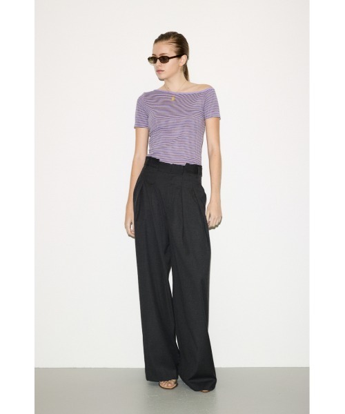 THROW by SLY(スローバイスライ)の「MillerxTHROW ONESHOULDER TOPSTHROW ミラースローワンショルダートップス 夏服 秋服(Tシャツ/カットソー・レディース・パープル系その他/ブラウン系その他2・FREE)」の11枚目の写真