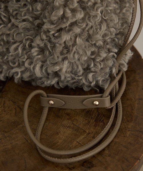 SALON adam et rope'(サロン アダム エ ロペ)の「【W S(ドゥーブル)】プードルライクファードロストバッグ(ショルダーバッグ・レディース・ベージュ系その他・FREE)」の4枚目の写真