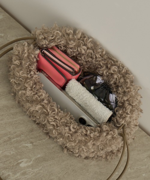 SALON adam et rope'(サロン アダム エ ロペ)の「【W S(ドゥーブル)】プードルライクファードロストバッグ(ショルダーバッグ・レディース・ベージュ系その他・FREE)」の8枚目の写真