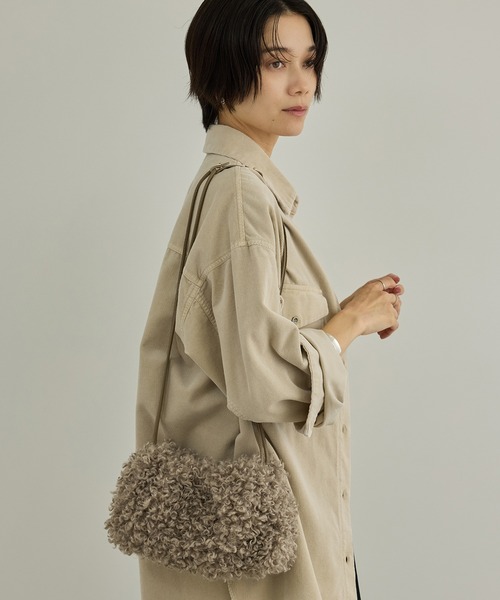 SALON adam et rope'(サロン アダム エ ロペ)の「【W S(ドゥーブル)】プードルライクファードロストバッグ(ショルダーバッグ・レディース・ベージュ系その他・FREE)」の2枚目の写真