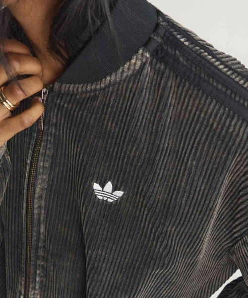 adidas(アディダス)の「コーデュロイ SST ジャケット / アディダスオリジナルス adidas Originals(ジャージ・レディース・ブラック・XX-LARGE/LARGE/MEDIUM/SMALL/X-LARGE/X-SMALL)」の2枚目の写真