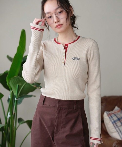CONVERSE(コンバース)の「【CONVERSE/コンバース】レイヤードヘンリーネックリブニット(ニット/セーター・レディース・ベージュ・M)」の1枚目の写真