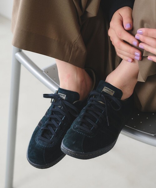 adidas Originals(アディダスオリジナルス)の「【別注】<adidas Originals>TOBACCO スニーカー(スニーカー・レディース・ブラック・22.5cm/23cm/23.5cm/24cm/24.5cm/25cm)」の1枚目の写真