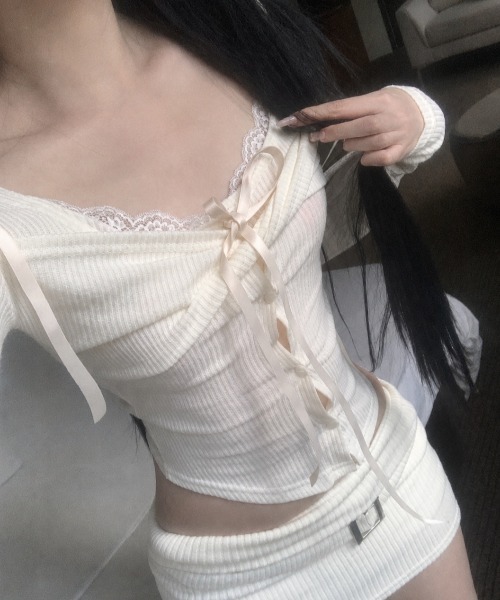 Sibra（シブラ）の「レースリボン フロントボタンギャザーリブ長袖トップス／韓国ガーリー（Tシャツ/カットソー・レディース・ホワイト/ブラック・M）」の4枚目の写真