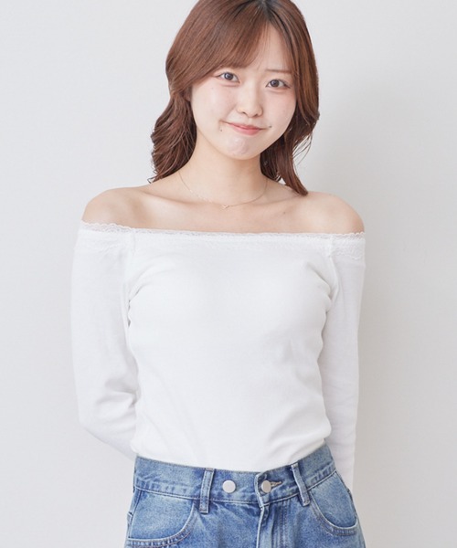 archives(アルシーヴ)の「レーストリムカップ付オフショルTOPS(Tシャツ/カットソー・レディース・オフホワイト/ブラック・MEDIUM)」の1枚目の写真